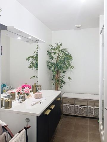 A vendre Angers, proche Avrillé et Hauts de Saint Aubin, proche arrêt de tramway, maison 3 chambres, séjour sur terrasse et jardinet clos, cuisine aménagée équipée, deux places de parking,chauffage collectif.