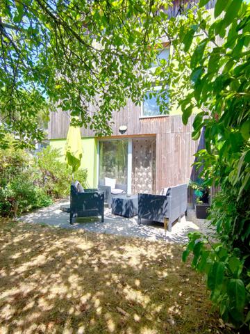 A vendre Angers, proche Avrillé et Hauts de Saint Aubin, proche arrêt de tramway, maison 3 chambres, séjour sur terrasse et jardinet clos, cuisine aménagée équipée, deux places de parking,chauffage collectif.