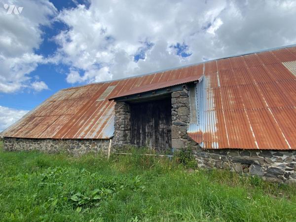 A vendre, à Mauriac (CANTAL), une grange-étable sur une belle parcelle de terrain d'environ 311...