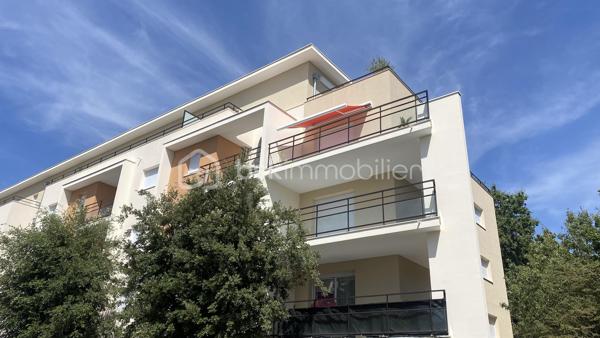 BSK Immobilier vous propose en exclusivité, à SAINT HERBLAIN, entre Solvardière et Atlantis : Un appartement T3, au 2ème étage sur 4 avec ascenseur, d’une surface de 71,29m², il comprend :
Une grande entrée équipée d’un placard desservant la partie jour et la partie nuit, deux espaces bien distincts qui le rendent très fonctionnel.
La partie jour offre un salon-séjour très lumineux avec sa double exposition [Sud et Ouest], donnant sur un grand balcon d’env. 12m² exposé plein ouest. Une cuisine semi-ouverte aménagée et partiellement équipée, attenante au salon-séjour. Ces deux espaces peuvent être décloisonnés si vous souhaitez les réunir et avoir une belle pièce à vivre d’env. 30m².
Un premier dégagement dessert les toilettes, puis un second dessert la partie nuit avec deux chambres équipées chacune d’un placard [12,14m² et 9,56m²], et une salle de bain [avec branchement LL].
Enfin, un garage au sous-sol de la résidence complète ce bien.
Cet appartement, très agréable à vivre avec sa belle luminosité tout au long de la journée, est en bon état, uniquement un rafraîchissement pour une remise au goût du jour. Très bien desservi, à proximité de toutes commodités, les transports [Bus 71 arrêt Moulin Herel à 1 mn à pied + Tram 1 et bus 50/91/93/1B/Aleop arrêt François Mitterrand à 4mn à pied], commerces de proximité et centre commercial Atlantis à 7mn à pied. Enfin, vous récupérerez aisément le périphérique à 5mn en voiture [Portes d’Armor/d’Atlantis/de St Herblain]. Enfin, vous pourrez vous détendre et vous balader au parc de la Carrière.
Copropriété bien suivie, les communs sont bien entretenus. Charges mensuelles de copropriété : 125€.
N’hésitez plus !