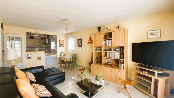 BSK Immobilier vous propose en exclusivité, à SAINT HERBLAIN, entre Solvardière et Atlantis : Un appartement T3, au 2ème étage sur 4 avec ascenseur, d’une surface de 71,29m², il comprend :
Une grande entrée équipée d’un placard desservant la partie jour et la partie nuit, deux espaces bien distincts qui le rendent très fonctionnel.
La partie jour offre un salon-séjour très lumineux avec sa double exposition [Sud et Ouest], donnant sur un grand balcon d’env. 12m² exposé plein ouest. Une cuisine semi-ouverte aménagée et partiellement équipée, attenante au salon-séjour. Ces deux espaces peuvent être décloisonnés si vous souhaitez les réunir et avoir une belle pièce à vivre d’env. 30m².
Un premier dégagement dessert les toilettes, puis un second dessert la partie nuit avec deux chambres équipées chacune d’un placard [12,14m² et 9,56m²], et une salle de bain [avec branchement LL].
Enfin, un garage au sous-sol de la résidence complète ce bien.
Cet appartement, très agréable à vivre avec sa belle luminosité tout au long de la journée, est en bon état, uniquement un rafraîchissement pour une remise au goût du jour. Très bien desservi, à proximité de toutes commodités, les transports [Bus 71 arrêt Moulin Herel à 1 mn à pied + Tram 1 et bus 50/91/93/1B/Aleop arrêt François Mitterrand à 4mn à pied], commerces de proximité et centre commercial Atlantis à 7mn à pied. Enfin, vous récupérerez aisément le périphérique à 5mn en voiture [Portes d’Armor/d’Atlantis/de St Herblain]. Enfin, vous pourrez vous détendre et vous balader au parc de la Carrière.
Copropriété bien suivie, les communs sont bien entretenus. Charges mensuelles de copropriété : 125€.
N’hésitez plus !