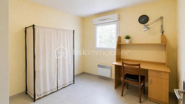 BSK Immobilier vous propose en exclusivité, à SAINT HERBLAIN, entre Solvardière et Atlantis : Un appartement T3, au 2ème étage sur 4 avec ascenseur, d’une surface de 71,29m², il comprend :
Une grande entrée équipée d’un placard desservant la partie jour et la partie nuit, deux espaces bien distincts qui le rendent très fonctionnel.
La partie jour offre un salon-séjour très lumineux avec sa double exposition [Sud et Ouest], donnant sur un grand balcon d’env. 12m² exposé plein ouest. Une cuisine semi-ouverte aménagée et partiellement équipée, attenante au salon-séjour. Ces deux espaces peuvent être décloisonnés si vous souhaitez les réunir et avoir une belle pièce à vivre d’env. 30m².
Un premier dégagement dessert les toilettes, puis un second dessert la partie nuit avec deux chambres équipées chacune d’un placard [12,14m² et 9,56m²], et une salle de bain [avec branchement LL].
Enfin, un garage au sous-sol de la résidence complète ce bien.
Cet appartement, très agréable à vivre avec sa belle luminosité tout au long de la journée, est en bon état, uniquement un rafraîchissement pour une remise au goût du jour. Très bien desservi, à proximité de toutes commodités, les transports [Bus 71 arrêt Moulin Herel à 1 mn à pied + Tram 1 et bus 50/91/93/1B/Aleop arrêt François Mitterrand à 4mn à pied], commerces de proximité et centre commercial Atlantis à 7mn à pied. Enfin, vous récupérerez aisément le périphérique à 5mn en voiture [Portes d’Armor/d’Atlantis/de St Herblain]. Enfin, vous pourrez vous détendre et vous balader au parc de la Carrière.
Copropriété bien suivie, les communs sont bien entretenus. Charges mensuelles de copropriété : 125€.
N’hésitez plus !