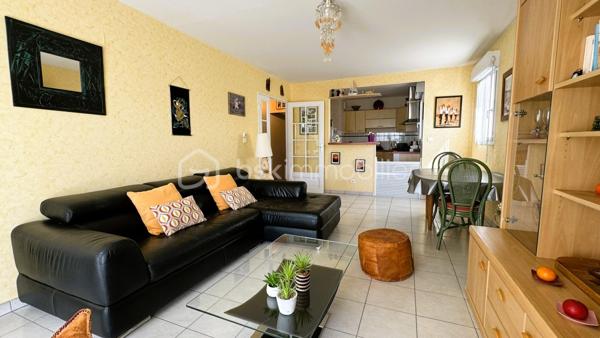 BSK Immobilier vous propose en exclusivité, à SAINT HERBLAIN, entre Solvardière et Atlantis : Un appartement T3, au 2ème étage sur 4 avec ascenseur, d’une surface de 71,29m², il comprend :
Une grande entrée équipée d’un placard desservant la partie jour et la partie nuit, deux espaces bien distincts qui le rendent très fonctionnel.
La partie jour offre un salon-séjour très lumineux avec sa double exposition [Sud et Ouest], donnant sur un grand balcon d’env. 12m² exposé plein ouest. Une cuisine semi-ouverte aménagée et partiellement équipée, attenante au salon-séjour. Ces deux espaces peuvent être décloisonnés si vous souhaitez les réunir et avoir une belle pièce à vivre d’env. 30m².
Un premier dégagement dessert les toilettes, puis un second dessert la partie nuit avec deux chambres équipées chacune d’un placard [12,14m² et 9,56m²], et une salle de bain [avec branchement LL].
Enfin, un garage au sous-sol de la résidence complète ce bien.
Cet appartement, très agréable à vivre avec sa belle luminosité tout au long de la journée, est en bon état, uniquement un rafraîchissement pour une remise au goût du jour. Très bien desservi, à proximité de toutes commodités, les transports [Bus 71 arrêt Moulin Herel à 1 mn à pied + Tram 1 et bus 50/91/93/1B/Aleop arrêt François Mitterrand à 4mn à pied], commerces de proximité et centre commercial Atlantis à 7mn à pied. Enfin, vous récupérerez aisément le périphérique à 5mn en voiture [Portes d’Armor/d’Atlantis/de St Herblain]. Enfin, vous pourrez vous détendre et vous balader au parc de la Carrière.
Copropriété bien suivie, les communs sont bien entretenus. Charges mensuelles de copropriété : 125€.
N’hésitez plus !
