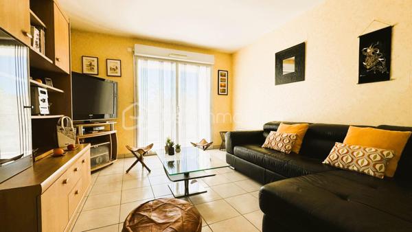 BSK Immobilier vous propose en exclusivité, à SAINT HERBLAIN, entre Solvardière et Atlantis : Un appartement T3, au 2ème étage sur 4 avec ascenseur, d’une surface de 71,29m², il comprend :
Une grande entrée équipée d’un placard desservant la partie jour et la partie nuit, deux espaces bien distincts qui le rendent très fonctionnel.
La partie jour offre un salon-séjour très lumineux avec sa double exposition [Sud et Ouest], donnant sur un grand balcon d’env. 12m² exposé plein ouest. Une cuisine semi-ouverte aménagée et partiellement équipée, attenante au salon-séjour. Ces deux espaces peuvent être décloisonnés si vous souhaitez les réunir et avoir une belle pièce à vivre d’env. 30m².
Un premier dégagement dessert les toilettes, puis un second dessert la partie nuit avec deux chambres équipées chacune d’un placard [12,14m² et 9,56m²], et une salle de bain [avec branchement LL].
Enfin, un garage au sous-sol de la résidence complète ce bien.
Cet appartement, très agréable à vivre avec sa belle luminosité tout au long de la journée, est en bon état, uniquement un rafraîchissement pour une remise au goût du jour. Très bien desservi, à proximité de toutes commodités, les transports [Bus 71 arrêt Moulin Herel à 1 mn à pied + Tram 1 et bus 50/91/93/1B/Aleop arrêt François Mitterrand à 4mn à pied], commerces de proximité et centre commercial Atlantis à 7mn à pied. Enfin, vous récupérerez aisément le périphérique à 5mn en voiture [Portes d’Armor/d’Atlantis/de St Herblain]. Enfin, vous pourrez vous détendre et vous balader au parc de la Carrière.
Copropriété bien suivie, les communs sont bien entretenus. Charges mensuelles de copropriété : 125€.
N’hésitez plus !