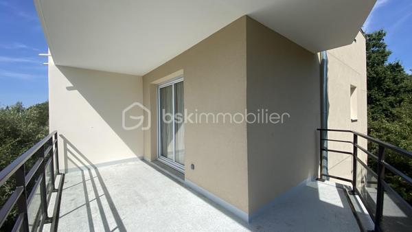 BSK Immobilier vous propose en exclusivité, à SAINT HERBLAIN, entre Solvardière et Atlantis : Un appartement T3, au 2ème étage sur 4 avec ascenseur, d’une surface de 71,29m², il comprend :
Une grande entrée équipée d’un placard desservant la partie jour et la partie nuit, deux espaces bien distincts qui le rendent très fonctionnel.
La partie jour offre un salon-séjour très lumineux avec sa double exposition [Sud et Ouest], donnant sur un grand balcon d’env. 12m² exposé plein ouest. Une cuisine semi-ouverte aménagée et partiellement équipée, attenante au salon-séjour. Ces deux espaces peuvent être décloisonnés si vous souhaitez les réunir et avoir une belle pièce à vivre d’env. 30m².
Un premier dégagement dessert les toilettes, puis un second dessert la partie nuit avec deux chambres équipées chacune d’un placard [12,14m² et 9,56m²], et une salle de bain [avec branchement LL].
Enfin, un garage au sous-sol de la résidence complète ce bien.
Cet appartement, très agréable à vivre avec sa belle luminosité tout au long de la journée, est en bon état, uniquement un rafraîchissement pour une remise au goût du jour. Très bien desservi, à proximité de toutes commodités, les transports [Bus 71 arrêt Moulin Herel à 1 mn à pied + Tram 1 et bus 50/91/93/1B/Aleop arrêt François Mitterrand à 4mn à pied], commerces de proximité et centre commercial Atlantis à 7mn à pied. Enfin, vous récupérerez aisément le périphérique à 5mn en voiture [Portes d’Armor/d’Atlantis/de St Herblain]. Enfin, vous pourrez vous détendre et vous balader au parc de la Carrière.
Copropriété bien suivie, les communs sont bien entretenus. Charges mensuelles de copropriété : 125€.
N’hésitez plus !