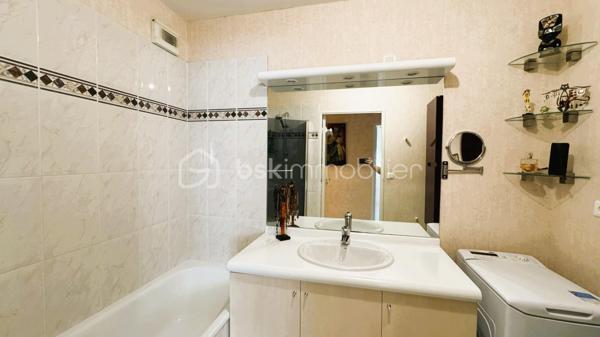 BSK Immobilier vous propose en exclusivité, à SAINT HERBLAIN, entre Solvardière et Atlantis : Un appartement T3, au 2ème étage sur 4 avec ascenseur, d’une surface de 71,29m², il comprend :
Une grande entrée équipée d’un placard desservant la partie jour et la partie nuit, deux espaces bien distincts qui le rendent très fonctionnel.
La partie jour offre un salon-séjour très lumineux avec sa double exposition [Sud et Ouest], donnant sur un grand balcon d’env. 12m² exposé plein ouest. Une cuisine semi-ouverte aménagée et partiellement équipée, attenante au salon-séjour. Ces deux espaces peuvent être décloisonnés si vous souhaitez les réunir et avoir une belle pièce à vivre d’env. 30m².
Un premier dégagement dessert les toilettes, puis un second dessert la partie nuit avec deux chambres équipées chacune d’un placard [12,14m² et 9,56m²], et une salle de bain [avec branchement LL].
Enfin, un garage au sous-sol de la résidence complète ce bien.
Cet appartement, très agréable à vivre avec sa belle luminosité tout au long de la journée, est en bon état, uniquement un rafraîchissement pour une remise au goût du jour. Très bien desservi, à proximité de toutes commodités, les transports [Bus 71 arrêt Moulin Herel à 1 mn à pied + Tram 1 et bus 50/91/93/1B/Aleop arrêt François Mitterrand à 4mn à pied], commerces de proximité et centre commercial Atlantis à 7mn à pied. Enfin, vous récupérerez aisément le périphérique à 5mn en voiture [Portes d’Armor/d’Atlantis/de St Herblain]. Enfin, vous pourrez vous détendre et vous balader au parc de la Carrière.
Copropriété bien suivie, les communs sont bien entretenus. Charges mensuelles de copropriété : 125€.
N’hésitez plus !