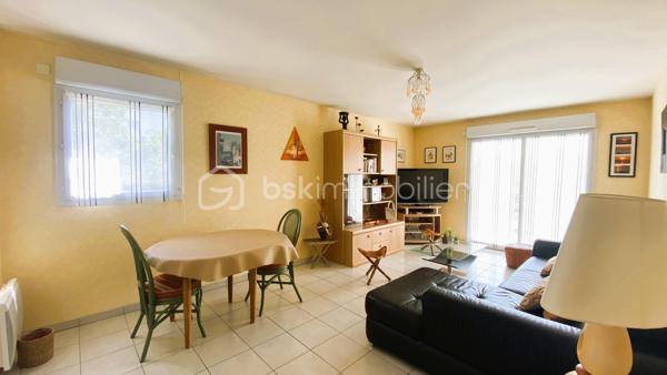 BSK Immobilier vous propose en exclusivité, à SAINT HERBLAIN, entre Solvardière et Atlantis : Un appartement T3, au 2ème étage sur 4 avec ascenseur, d’une surface de 71,29m², il comprend :
Une grande entrée équipée d’un placard desservant la partie jour et la partie nuit, deux espaces bien distincts qui le rendent très fonctionnel.
La partie jour offre un salon-séjour très lumineux avec sa double exposition [Sud et Ouest], donnant sur un grand balcon d’env. 12m² exposé plein ouest. Une cuisine semi-ouverte aménagée et partiellement équipée, attenante au salon-séjour. Ces deux espaces peuvent être décloisonnés si vous souhaitez les réunir et avoir une belle pièce à vivre d’env. 30m².
Un premier dégagement dessert les toilettes, puis un second dessert la partie nuit avec deux chambres équipées chacune d’un placard [12,14m² et 9,56m²], et une salle de bain [avec branchement LL].
Enfin, un garage au sous-sol de la résidence complète ce bien.
Cet appartement, très agréable à vivre avec sa belle luminosité tout au long de la journée, est en bon état, uniquement un rafraîchissement pour une remise au goût du jour. Très bien desservi, à proximité de toutes commodités, les transports [Bus 71 arrêt Moulin Herel à 1 mn à pied + Tram 1 et bus 50/91/93/1B/Aleop arrêt François Mitterrand à 4mn à pied], commerces de proximité et centre commercial Atlantis à 7mn à pied. Enfin, vous récupérerez aisément le périphérique à 5mn en voiture [Portes d’Armor/d’Atlantis/de St Herblain]. Enfin, vous pourrez vous détendre et vous balader au parc de la Carrière.
Copropriété bien suivie, les communs sont bien entretenus. Charges mensuelles de copropriété : 125€.
N’hésitez plus !