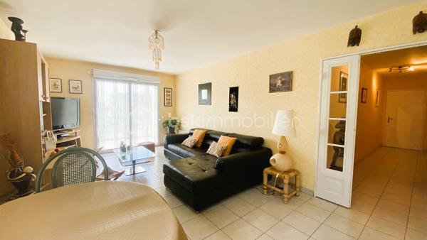 BSK Immobilier vous propose en exclusivité, à SAINT HERBLAIN, entre Solvardière et Atlantis : Un appartement T3, au 2ème étage sur 4 avec ascenseur, d’une surface de 71,29m², il comprend :
Une grande entrée équipée d’un placard desservant la partie jour et la partie nuit, deux espaces bien distincts qui le rendent très fonctionnel.
La partie jour offre un salon-séjour très lumineux avec sa double exposition [Sud et Ouest], donnant sur un grand balcon d’env. 12m² exposé plein ouest. Une cuisine semi-ouverte aménagée et partiellement équipée, attenante au salon-séjour. Ces deux espaces peuvent être décloisonnés si vous souhaitez les réunir et avoir une belle pièce à vivre d’env. 30m².
Un premier dégagement dessert les toilettes, puis un second dessert la partie nuit avec deux chambres équipées chacune d’un placard [12,14m² et 9,56m²], et une salle de bain [avec branchement LL].
Enfin, un garage au sous-sol de la résidence complète ce bien.
Cet appartement, très agréable à vivre avec sa belle luminosité tout au long de la journée, est en bon état, uniquement un rafraîchissement pour une remise au goût du jour. Très bien desservi, à proximité de toutes commodités, les transports [Bus 71 arrêt Moulin Herel à 1 mn à pied + Tram 1 et bus 50/91/93/1B/Aleop arrêt François Mitterrand à 4mn à pied], commerces de proximité et centre commercial Atlantis à 7mn à pied. Enfin, vous récupérerez aisément le périphérique à 5mn en voiture [Portes d’Armor/d’Atlantis/de St Herblain]. Enfin, vous pourrez vous détendre et vous balader au parc de la Carrière.
Copropriété bien suivie, les communs sont bien entretenus. Charges mensuelles de copropriété : 125€.
N’hésitez plus !