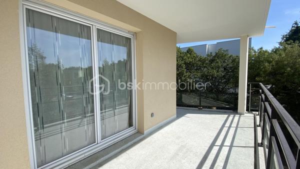 BSK Immobilier vous propose en exclusivité, à SAINT HERBLAIN, entre Solvardière et Atlantis : Un appartement T3, au 2ème étage sur 4 avec ascenseur, d’une surface de 71,29m², il comprend :
Une grande entrée équipée d’un placard desservant la partie jour et la partie nuit, deux espaces bien distincts qui le rendent très fonctionnel.
La partie jour offre un salon-séjour très lumineux avec sa double exposition [Sud et Ouest], donnant sur un grand balcon d’env. 12m² exposé plein ouest. Une cuisine semi-ouverte aménagée et partiellement équipée, attenante au salon-séjour. Ces deux espaces peuvent être décloisonnés si vous souhaitez les réunir et avoir une belle pièce à vivre d’env. 30m².
Un premier dégagement dessert les toilettes, puis un second dessert la partie nuit avec deux chambres équipées chacune d’un placard [12,14m² et 9,56m²], et une salle de bain [avec branchement LL].
Enfin, un garage au sous-sol de la résidence complète ce bien.
Cet appartement, très agréable à vivre avec sa belle luminosité tout au long de la journée, est en bon état, uniquement un rafraîchissement pour une remise au goût du jour. Très bien desservi, à proximité de toutes commodités, les transports [Bus 71 arrêt Moulin Herel à 1 mn à pied + Tram 1 et bus 50/91/93/1B/Aleop arrêt François Mitterrand à 4mn à pied], commerces de proximité et centre commercial Atlantis à 7mn à pied. Enfin, vous récupérerez aisément le périphérique à 5mn en voiture [Portes d’Armor/d’Atlantis/de St Herblain]. Enfin, vous pourrez vous détendre et vous balader au parc de la Carrière.
Copropriété bien suivie, les communs sont bien entretenus. Charges mensuelles de copropriété : 125€.
N’hésitez plus !