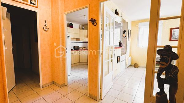 BSK Immobilier vous propose en exclusivité, à SAINT HERBLAIN, entre Solvardière et Atlantis : Un appartement T3, au 2ème étage sur 4 avec ascenseur, d’une surface de 71,29m², il comprend :
Une grande entrée équipée d’un placard desservant la partie jour et la partie nuit, deux espaces bien distincts qui le rendent très fonctionnel.
La partie jour offre un salon-séjour très lumineux avec sa double exposition [Sud et Ouest], donnant sur un grand balcon d’env. 12m² exposé plein ouest. Une cuisine semi-ouverte aménagée et partiellement équipée, attenante au salon-séjour. Ces deux espaces peuvent être décloisonnés si vous souhaitez les réunir et avoir une belle pièce à vivre d’env. 30m².
Un premier dégagement dessert les toilettes, puis un second dessert la partie nuit avec deux chambres équipées chacune d’un placard [12,14m² et 9,56m²], et une salle de bain [avec branchement LL].
Enfin, un garage au sous-sol de la résidence complète ce bien.
Cet appartement, très agréable à vivre avec sa belle luminosité tout au long de la journée, est en bon état, uniquement un rafraîchissement pour une remise au goût du jour. Très bien desservi, à proximité de toutes commodités, les transports [Bus 71 arrêt Moulin Herel à 1 mn à pied + Tram 1 et bus 50/91/93/1B/Aleop arrêt François Mitterrand à 4mn à pied], commerces de proximité et centre commercial Atlantis à 7mn à pied. Enfin, vous récupérerez aisément le périphérique à 5mn en voiture [Portes d’Armor/d’Atlantis/de St Herblain]. Enfin, vous pourrez vous détendre et vous balader au parc de la Carrière.
Copropriété bien suivie, les communs sont bien entretenus. Charges mensuelles de copropriété : 125€.
N’hésitez plus !
