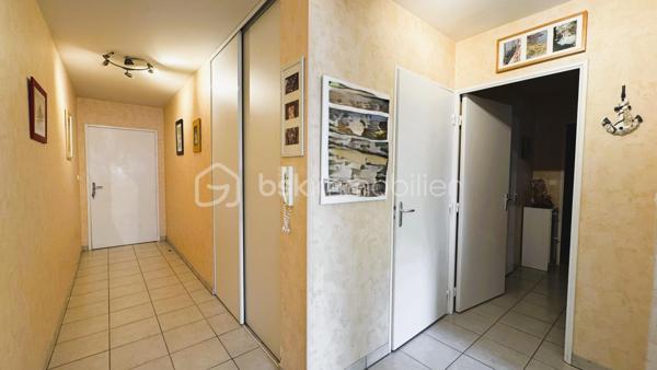 BSK Immobilier vous propose en exclusivité, à SAINT HERBLAIN, entre Solvardière et Atlantis : Un appartement T3, au 2ème étage sur 4 avec ascenseur, d’une surface de 71,29m², il comprend :
Une grande entrée équipée d’un placard desservant la partie jour et la partie nuit, deux espaces bien distincts qui le rendent très fonctionnel.
La partie jour offre un salon-séjour très lumineux avec sa double exposition [Sud et Ouest], donnant sur un grand balcon d’env. 12m² exposé plein ouest. Une cuisine semi-ouverte aménagée et partiellement équipée, attenante au salon-séjour. Ces deux espaces peuvent être décloisonnés si vous souhaitez les réunir et avoir une belle pièce à vivre d’env. 30m².
Un premier dégagement dessert les toilettes, puis un second dessert la partie nuit avec deux chambres équipées chacune d’un placard [12,14m² et 9,56m²], et une salle de bain [avec branchement LL].
Enfin, un garage au sous-sol de la résidence complète ce bien.
Cet appartement, très agréable à vivre avec sa belle luminosité tout au long de la journée, est en bon état, uniquement un rafraîchissement pour une remise au goût du jour. Très bien desservi, à proximité de toutes commodités, les transports [Bus 71 arrêt Moulin Herel à 1 mn à pied + Tram 1 et bus 50/91/93/1B/Aleop arrêt François Mitterrand à 4mn à pied], commerces de proximité et centre commercial Atlantis à 7mn à pied. Enfin, vous récupérerez aisément le périphérique à 5mn en voiture [Portes d’Armor/d’Atlantis/de St Herblain]. Enfin, vous pourrez vous détendre et vous balader au parc de la Carrière.
Copropriété bien suivie, les communs sont bien entretenus. Charges mensuelles de copropriété : 125€.
N’hésitez plus !