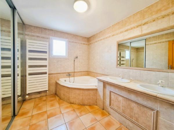 Belle villa familiale dans secteur résidentiel