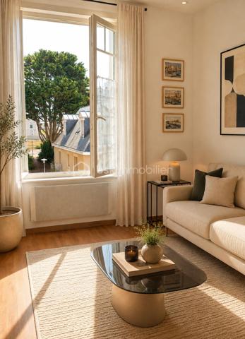 Charmant appartement de caractère à vendre à Dinard – Centre-ville, à 450 m de la plage et du Casino

Idéalement situé au cœur de Dinard, à seulement 450 mètres de la plage de l’Écluse et du Casino, ce charmant appartement de caractère bénéficie d’un emplacement privilégié permettant de profiter pleinement de la vie dinardaise, entre commerces, restaurants, marché et bord de mer accessibles à pied.

Au sein d’une petite copropriété pleine de charme, ce bien de 54 m² offre un cadre de vie à la fois agréable, fonctionnel et chaleureux.

L’appartement se compose d’un bel espace de vie lumineux avec séjour-salon, pouvant facilement accueillir un couchage d’appoint pour recevoir famille ou amis, semi-ouvert sur la cuisine équipée.

La chambre, véritable cocon de charme, se distingue par la présence d’une petite cheminée d’époque, apportant une touche authentique et décorative qui renforce tout le cachet de la pièce. Cet élément ancien, purement décoratif, confère une atmosphère chaleureuse et élégante, idéale pour créer un espace nuit plein de caractère.

Une cave complète ce bien, offrant un espace de rangement au quotidien.

Ses atouts :

* Emplacement exceptionnel en centre-ville
* Plage et Casino à 450 m
* Commerces accessibles à pied
* Petite copropriété de caractère
* Appartement chaleureux et bien agencé
* Aucune charge de copropriété

Que ce soit pour une résidence principale, un pied-à-terre en bord de mer ou un investissement, cet appartement saura vous séduire par son charme authentique et sa situation recherchée à Dinard.

Contactez-moi dès maintenant pour organiser une visite