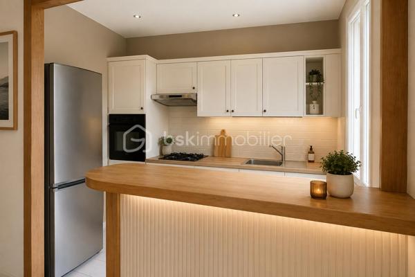 Charmant appartement de caractère à vendre à Dinard – Centre-ville, à 450 m de la plage et du Casino

Idéalement situé au cœur de Dinard, à seulement 450 mètres de la plage de l’Écluse et du Casino, ce charmant appartement de caractère bénéficie d’un emplacement privilégié permettant de profiter pleinement de la vie dinardaise, entre commerces, restaurants, marché et bord de mer accessibles à pied.

Au sein d’une petite copropriété pleine de charme, ce bien de 54 m² offre un cadre de vie à la fois agréable, fonctionnel et chaleureux.

L’appartement se compose d’un bel espace de vie lumineux avec séjour-salon, pouvant facilement accueillir un couchage d’appoint pour recevoir famille ou amis, semi-ouvert sur la cuisine équipée.

La chambre, véritable cocon de charme, se distingue par la présence d’une petite cheminée d’époque, apportant une touche authentique et décorative qui renforce tout le cachet de la pièce. Cet élément ancien, purement décoratif, confère une atmosphère chaleureuse et élégante, idéale pour créer un espace nuit plein de caractère.

Une cave complète ce bien, offrant un espace de rangement au quotidien.

Ses atouts :

* Emplacement exceptionnel en centre-ville
* Plage et Casino à 450 m
* Commerces accessibles à pied
* Petite copropriété de caractère
* Appartement chaleureux et bien agencé
* Aucune charge de copropriété

Que ce soit pour une résidence principale, un pied-à-terre en bord de mer ou un investissement, cet appartement saura vous séduire par son charme authentique et sa situation recherchée à Dinard.

Contactez-moi dès maintenant pour organiser une visite