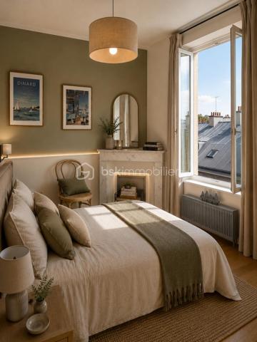 Charmant appartement de caractère à vendre à Dinard – Centre-ville, à 450 m de la plage et du Casino

Idéalement situé au cœur de Dinard, à seulement 450 mètres de la plage de l’Écluse et du Casino, ce charmant appartement de caractère bénéficie d’un emplacement privilégié permettant de profiter pleinement de la vie dinardaise, entre commerces, restaurants, marché et bord de mer accessibles à pied.

Au sein d’une petite copropriété pleine de charme, ce bien de 54 m² offre un cadre de vie à la fois agréable, fonctionnel et chaleureux.

L’appartement se compose d’un bel espace de vie lumineux avec séjour-salon, pouvant facilement accueillir un couchage d’appoint pour recevoir famille ou amis, semi-ouvert sur la cuisine équipée.

La chambre, véritable cocon de charme, se distingue par la présence d’une petite cheminée d’époque, apportant une touche authentique et décorative qui renforce tout le cachet de la pièce. Cet élément ancien, purement décoratif, confère une atmosphère chaleureuse et élégante, idéale pour créer un espace nuit plein de caractère.

Une cave complète ce bien, offrant un espace de rangement au quotidien.

Ses atouts :

* Emplacement exceptionnel en centre-ville
* Plage et Casino à 450 m
* Commerces accessibles à pied
* Petite copropriété de caractère
* Appartement chaleureux et bien agencé
* Aucune charge de copropriété

Que ce soit pour une résidence principale, un pied-à-terre en bord de mer ou un investissement, cet appartement saura vous séduire par son charme authentique et sa situation recherchée à Dinard.

Contactez-moi dès maintenant pour organiser une visite