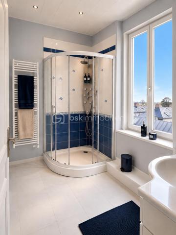Charmant appartement de caractère à vendre à Dinard – Centre-ville, à 450 m de la plage et du Casino

Idéalement situé au cœur de Dinard, à seulement 450 mètres de la plage de l’Écluse et du Casino, ce charmant appartement de caractère bénéficie d’un emplacement privilégié permettant de profiter pleinement de la vie dinardaise, entre commerces, restaurants, marché et bord de mer accessibles à pied.

Au sein d’une petite copropriété pleine de charme, ce bien de 54 m² offre un cadre de vie à la fois agréable, fonctionnel et chaleureux.

L’appartement se compose d’un bel espace de vie lumineux avec séjour-salon, pouvant facilement accueillir un couchage d’appoint pour recevoir famille ou amis, semi-ouvert sur la cuisine équipée.

La chambre, véritable cocon de charme, se distingue par la présence d’une petite cheminée d’époque, apportant une touche authentique et décorative qui renforce tout le cachet de la pièce. Cet élément ancien, purement décoratif, confère une atmosphère chaleureuse et élégante, idéale pour créer un espace nuit plein de caractère.

Une cave complète ce bien, offrant un espace de rangement au quotidien.

Ses atouts :

* Emplacement exceptionnel en centre-ville
* Plage et Casino à 450 m
* Commerces accessibles à pied
* Petite copropriété de caractère
* Appartement chaleureux et bien agencé
* Aucune charge de copropriété

Que ce soit pour une résidence principale, un pied-à-terre en bord de mer ou un investissement, cet appartement saura vous séduire par son charme authentique et sa situation recherchée à Dinard.

Contactez-moi dès maintenant pour organiser une visite
