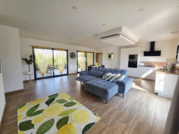 🏡 Maison contemporaine 4 chambres – À seulement 5 minutes des commerces ✨

Découvrez cette magnifique maison contemporaine alliant confort, modernité et fonctionnalité, idéalement située à seulement 5 minutes en voiture de toutes les commodités.

🔐 Édifiée sur une parcelle entièrement clôturée de 733 m², la propriété bénéficie d'un accès sécurisé par portail électrique.

🌞 Dès l'entrée, vous serez séduits par une spacieuse pièce de vie baignée de lumière, offrant un cadre de vie chaleureux et convivial. La cuisine ouverte, moderne et entièrement équipée, s'intègre parfaitement à cet espace. Vous profiterez également d'une agréable terrasse couverte, idéale pour vos moments de détente en extérieur.

🧺 Un espace cellier/buanderie ainsi qu'un garage viennent compléter les prestations de cette maison.

🛏️ Côté nuit, la maison propose : ✨ 4 chambres, dont une superbe suite parentale avec dressing et salle d'eau privative 🛁 Une salle de bain familiale 🚽 Un WC indépendant

❄️🔥 Pour votre confort en toute saison, la maison est équipée d'un chauffage gainable réversible.

🌿 Assainissement par micro-station.

💙 Une maison clé en main, parfaitement entretenue, offrant de belles prestations dans un environnement agréable, à proximité immédiate des commerces et services.

📞 Contactez-moi dès maintenant pour organiser une visite et découvrir tout le potentiel de ce bien.