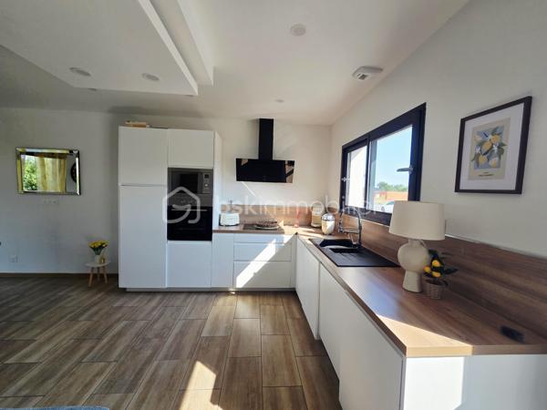 🏡 Maison contemporaine 4 chambres – À seulement 5 minutes des commerces ✨

Découvrez cette magnifique maison contemporaine alliant confort, modernité et fonctionnalité, idéalement située à seulement 5 minutes en voiture de toutes les commodités.

🔐 Édifiée sur une parcelle entièrement clôturée de 733 m², la propriété bénéficie d'un accès sécurisé par portail électrique.

🌞 Dès l'entrée, vous serez séduits par une spacieuse pièce de vie baignée de lumière, offrant un cadre de vie chaleureux et convivial. La cuisine ouverte, moderne et entièrement équipée, s'intègre parfaitement à cet espace. Vous profiterez également d'une agréable terrasse couverte, idéale pour vos moments de détente en extérieur.

🧺 Un espace cellier/buanderie ainsi qu'un garage viennent compléter les prestations de cette maison.

🛏️ Côté nuit, la maison propose : ✨ 4 chambres, dont une superbe suite parentale avec dressing et salle d'eau privative 🛁 Une salle de bain familiale 🚽 Un WC indépendant

❄️🔥 Pour votre confort en toute saison, la maison est équipée d'un chauffage gainable réversible.

🌿 Assainissement par micro-station.

💙 Une maison clé en main, parfaitement entretenue, offrant de belles prestations dans un environnement agréable, à proximité immédiate des commerces et services.

📞 Contactez-moi dès maintenant pour organiser une visite et découvrir tout le potentiel de ce bien.
