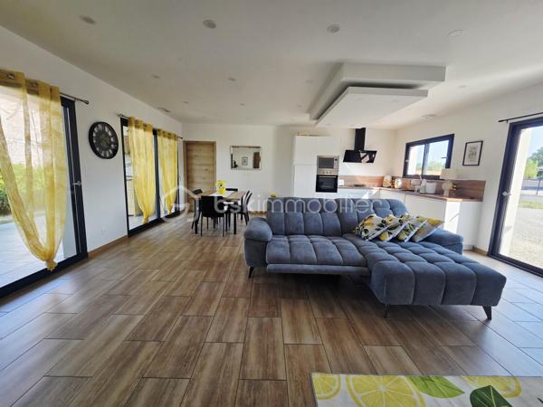 🏡 Maison contemporaine 4 chambres – À seulement 5 minutes des commerces ✨

Découvrez cette magnifique maison contemporaine alliant confort, modernité et fonctionnalité, idéalement située à seulement 5 minutes en voiture de toutes les commodités.

🔐 Édifiée sur une parcelle entièrement clôturée de 733 m², la propriété bénéficie d'un accès sécurisé par portail électrique.

🌞 Dès l'entrée, vous serez séduits par une spacieuse pièce de vie baignée de lumière, offrant un cadre de vie chaleureux et convivial. La cuisine ouverte, moderne et entièrement équipée, s'intègre parfaitement à cet espace. Vous profiterez également d'une agréable terrasse couverte, idéale pour vos moments de détente en extérieur.

🧺 Un espace cellier/buanderie ainsi qu'un garage viennent compléter les prestations de cette maison.

🛏️ Côté nuit, la maison propose : ✨ 4 chambres, dont une superbe suite parentale avec dressing et salle d'eau privative 🛁 Une salle de bain familiale 🚽 Un WC indépendant

❄️🔥 Pour votre confort en toute saison, la maison est équipée d'un chauffage gainable réversible.

🌿 Assainissement par micro-station.

💙 Une maison clé en main, parfaitement entretenue, offrant de belles prestations dans un environnement agréable, à proximité immédiate des commerces et services.

📞 Contactez-moi dès maintenant pour organiser une visite et découvrir tout le potentiel de ce bien.