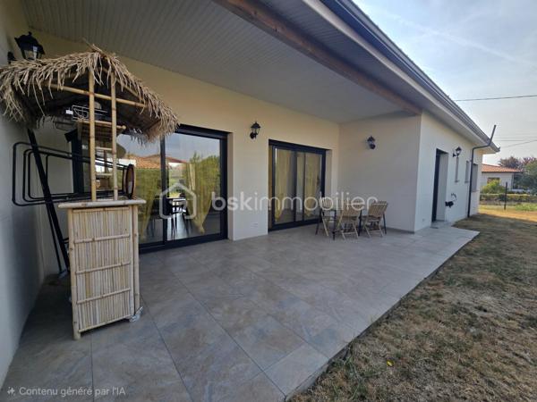 🏡 Maison contemporaine 4 chambres – À seulement 5 minutes des commerces ✨

Découvrez cette magnifique maison contemporaine alliant confort, modernité et fonctionnalité, idéalement située à seulement 5 minutes en voiture de toutes les commodités.

🔐 Édifiée sur une parcelle entièrement clôturée de 733 m², la propriété bénéficie d'un accès sécurisé par portail électrique.

🌞 Dès l'entrée, vous serez séduits par une spacieuse pièce de vie baignée de lumière, offrant un cadre de vie chaleureux et convivial. La cuisine ouverte, moderne et entièrement équipée, s'intègre parfaitement à cet espace. Vous profiterez également d'une agréable terrasse couverte, idéale pour vos moments de détente en extérieur.

🧺 Un espace cellier/buanderie ainsi qu'un garage viennent compléter les prestations de cette maison.

🛏️ Côté nuit, la maison propose : ✨ 4 chambres, dont une superbe suite parentale avec dressing et salle d'eau privative 🛁 Une salle de bain familiale 🚽 Un WC indépendant

❄️🔥 Pour votre confort en toute saison, la maison est équipée d'un chauffage gainable réversible.

🌿 Assainissement par micro-station.

💙 Une maison clé en main, parfaitement entretenue, offrant de belles prestations dans un environnement agréable, à proximité immédiate des commerces et services.

📞 Contactez-moi dès maintenant pour organiser une visite et découvrir tout le potentiel de ce bien.