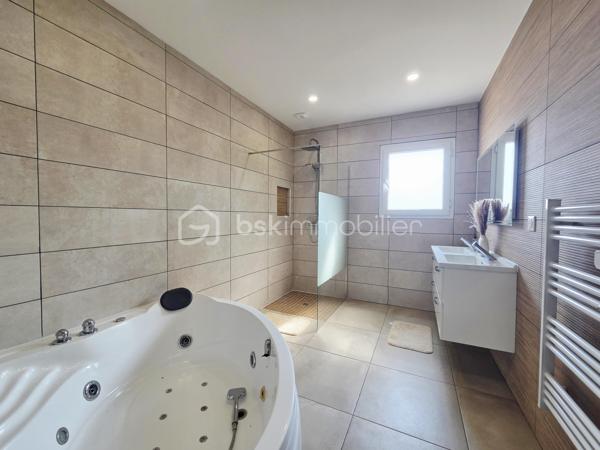 🏡 Maison contemporaine 4 chambres – À seulement 5 minutes des commerces ✨

Découvrez cette magnifique maison contemporaine alliant confort, modernité et fonctionnalité, idéalement située à seulement 5 minutes en voiture de toutes les commodités.

🔐 Édifiée sur une parcelle entièrement clôturée de 733 m², la propriété bénéficie d'un accès sécurisé par portail électrique.

🌞 Dès l'entrée, vous serez séduits par une spacieuse pièce de vie baignée de lumière, offrant un cadre de vie chaleureux et convivial. La cuisine ouverte, moderne et entièrement équipée, s'intègre parfaitement à cet espace. Vous profiterez également d'une agréable terrasse couverte, idéale pour vos moments de détente en extérieur.

🧺 Un espace cellier/buanderie ainsi qu'un garage viennent compléter les prestations de cette maison.

🛏️ Côté nuit, la maison propose : ✨ 4 chambres, dont une superbe suite parentale avec dressing et salle d'eau privative 🛁 Une salle de bain familiale 🚽 Un WC indépendant

❄️🔥 Pour votre confort en toute saison, la maison est équipée d'un chauffage gainable réversible.

🌿 Assainissement par micro-station.

💙 Une maison clé en main, parfaitement entretenue, offrant de belles prestations dans un environnement agréable, à proximité immédiate des commerces et services.

📞 Contactez-moi dès maintenant pour organiser une visite et découvrir tout le potentiel de ce bien.