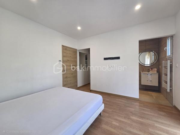 🏡 Maison contemporaine 4 chambres – À seulement 5 minutes des commerces ✨

Découvrez cette magnifique maison contemporaine alliant confort, modernité et fonctionnalité, idéalement située à seulement 5 minutes en voiture de toutes les commodités.

🔐 Édifiée sur une parcelle entièrement clôturée de 733 m², la propriété bénéficie d'un accès sécurisé par portail électrique.

🌞 Dès l'entrée, vous serez séduits par une spacieuse pièce de vie baignée de lumière, offrant un cadre de vie chaleureux et convivial. La cuisine ouverte, moderne et entièrement équipée, s'intègre parfaitement à cet espace. Vous profiterez également d'une agréable terrasse couverte, idéale pour vos moments de détente en extérieur.

🧺 Un espace cellier/buanderie ainsi qu'un garage viennent compléter les prestations de cette maison.

🛏️ Côté nuit, la maison propose : ✨ 4 chambres, dont une superbe suite parentale avec dressing et salle d'eau privative 🛁 Une salle de bain familiale 🚽 Un WC indépendant

❄️🔥 Pour votre confort en toute saison, la maison est équipée d'un chauffage gainable réversible.

🌿 Assainissement par micro-station.

💙 Une maison clé en main, parfaitement entretenue, offrant de belles prestations dans un environnement agréable, à proximité immédiate des commerces et services.

📞 Contactez-moi dès maintenant pour organiser une visite et découvrir tout le potentiel de ce bien.