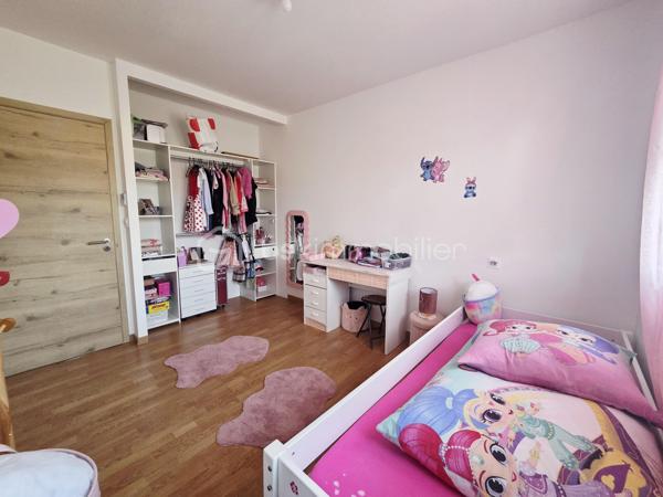 🏡 Maison contemporaine 4 chambres – À seulement 5 minutes des commerces ✨

Découvrez cette magnifique maison contemporaine alliant confort, modernité et fonctionnalité, idéalement située à seulement 5 minutes en voiture de toutes les commodités.

🔐 Édifiée sur une parcelle entièrement clôturée de 733 m², la propriété bénéficie d'un accès sécurisé par portail électrique.

🌞 Dès l'entrée, vous serez séduits par une spacieuse pièce de vie baignée de lumière, offrant un cadre de vie chaleureux et convivial. La cuisine ouverte, moderne et entièrement équipée, s'intègre parfaitement à cet espace. Vous profiterez également d'une agréable terrasse couverte, idéale pour vos moments de détente en extérieur.

🧺 Un espace cellier/buanderie ainsi qu'un garage viennent compléter les prestations de cette maison.

🛏️ Côté nuit, la maison propose : ✨ 4 chambres, dont une superbe suite parentale avec dressing et salle d'eau privative 🛁 Une salle de bain familiale 🚽 Un WC indépendant

❄️🔥 Pour votre confort en toute saison, la maison est équipée d'un chauffage gainable réversible.

🌿 Assainissement par micro-station.

💙 Une maison clé en main, parfaitement entretenue, offrant de belles prestations dans un environnement agréable, à proximité immédiate des commerces et services.

📞 Contactez-moi dès maintenant pour organiser une visite et découvrir tout le potentiel de ce bien.