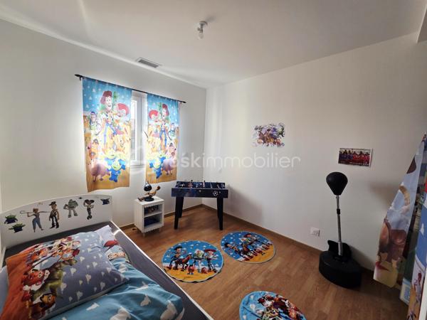 🏡 Maison contemporaine 4 chambres – À seulement 5 minutes des commerces ✨

Découvrez cette magnifique maison contemporaine alliant confort, modernité et fonctionnalité, idéalement située à seulement 5 minutes en voiture de toutes les commodités.

🔐 Édifiée sur une parcelle entièrement clôturée de 733 m², la propriété bénéficie d'un accès sécurisé par portail électrique.

🌞 Dès l'entrée, vous serez séduits par une spacieuse pièce de vie baignée de lumière, offrant un cadre de vie chaleureux et convivial. La cuisine ouverte, moderne et entièrement équipée, s'intègre parfaitement à cet espace. Vous profiterez également d'une agréable terrasse couverte, idéale pour vos moments de détente en extérieur.

🧺 Un espace cellier/buanderie ainsi qu'un garage viennent compléter les prestations de cette maison.

🛏️ Côté nuit, la maison propose : ✨ 4 chambres, dont une superbe suite parentale avec dressing et salle d'eau privative 🛁 Une salle de bain familiale 🚽 Un WC indépendant

❄️🔥 Pour votre confort en toute saison, la maison est équipée d'un chauffage gainable réversible.

🌿 Assainissement par micro-station.

💙 Une maison clé en main, parfaitement entretenue, offrant de belles prestations dans un environnement agréable, à proximité immédiate des commerces et services.

📞 Contactez-moi dès maintenant pour organiser une visite et découvrir tout le potentiel de ce bien.
