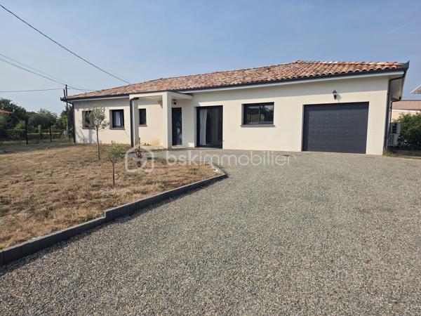🏡 Maison contemporaine 4 chambres – À seulement 5 minutes des commerces ✨

Découvrez cette magnifique maison contemporaine alliant confort, modernité et fonctionnalité, idéalement située à seulement 5 minutes en voiture de toutes les commodités.

🔐 Édifiée sur une parcelle entièrement clôturée de 733 m², la propriété bénéficie d'un accès sécurisé par portail électrique.

🌞 Dès l'entrée, vous serez séduits par une spacieuse pièce de vie baignée de lumière, offrant un cadre de vie chaleureux et convivial. La cuisine ouverte, moderne et entièrement équipée, s'intègre parfaitement à cet espace. Vous profiterez également d'une agréable terrasse couverte, idéale pour vos moments de détente en extérieur.

🧺 Un espace cellier/buanderie ainsi qu'un garage viennent compléter les prestations de cette maison.

🛏️ Côté nuit, la maison propose : ✨ 4 chambres, dont une superbe suite parentale avec dressing et salle d'eau privative 🛁 Une salle de bain familiale 🚽 Un WC indépendant

❄️🔥 Pour votre confort en toute saison, la maison est équipée d'un chauffage gainable réversible.

🌿 Assainissement par micro-station.

💙 Une maison clé en main, parfaitement entretenue, offrant de belles prestations dans un environnement agréable, à proximité immédiate des commerces et services.

📞 Contactez-moi dès maintenant pour organiser une visite et découvrir tout le potentiel de ce bien.