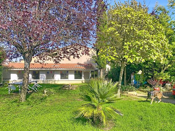 A vendre. Maison située à Thiré, 3 chambres jardin, garage et dépendances