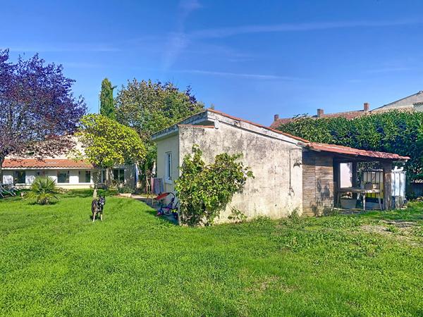 A vendre. Maison située à Thiré, 3 chambres jardin, garage et dépendances