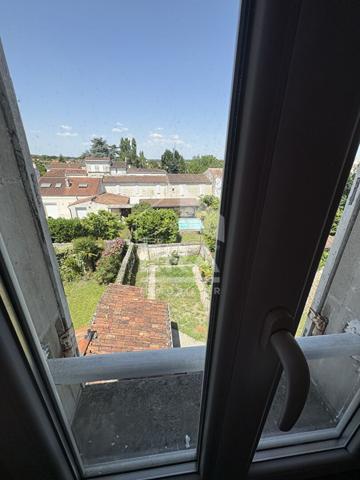 IMMEUBLE DE RAPPORT - 4 LOGEMENTS - CENTRE-VILLE DE SAINTES