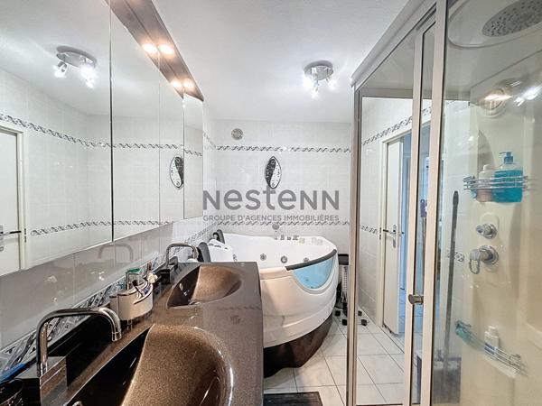 Appartement T4 de près de 100m2, 3 chambres, belle terrasse, place privative inclus