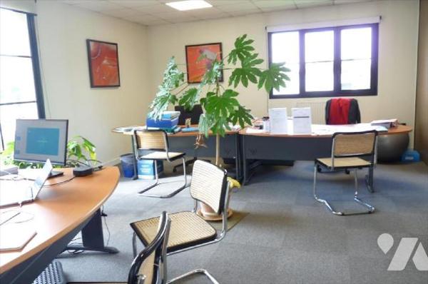  Locaux professionnels construits en trois structures communicantes pour ne former
actuellemen...