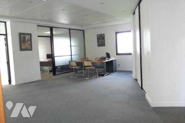  Locaux professionnels construits en trois structures communicantes pour ne former
actuellemen...