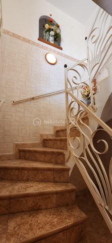 SAINT PALAIS SUR MER :
A quelques minutes des commerces, écoles et de ses plages.
Charmante maison d'environ 149 m2 composée d'une grande entrée desservant un vaste séjour lumineux et traversant doté d'une cheminée, une cuisine entièrement meublée et équipée de plus de 18m2 (plaque de cuisson mixte, 2 fours, hotte, réfrigérateur/congélateur et lave vaisselle).
Coté nuit : Un dégagement offrant 3 grandes chambres équipées chacune de grands placards, une salle d'eau et des wc séparés ainsi qu'une salle de bain avec baignoire, douche et wc.
Un vaste sous-sol de de 125 m2 avec une cave et un grand garage (équipé en eau et électricité) avec porte électrique.
Coté extérieur : Une jolie terrasse couverte et sa coursive, sur un terrain clos et arboré de 1300 m2, piscinable et sans vis a vis.
***Portail coulissant automatisé.
***Cheminée.
***Maison et terrain très bien entretenus.
***Stores électriques et fenêtres double vitrage.
***Aucun travaux a prévoir.
A votre disposition pour tout renseignement complémentaire au 06.14.04.55.39