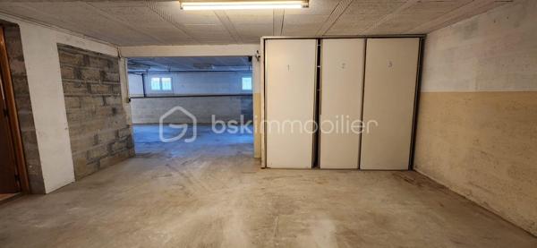 SAINT PALAIS SUR MER :
A quelques minutes des commerces, écoles et de ses plages.
Charmante maison d'environ 149 m2 composée d'une grande entrée desservant un vaste séjour lumineux et traversant doté d'une cheminée, une cuisine entièrement meublée et équipée de plus de 18m2 (plaque de cuisson mixte, 2 fours, hotte, réfrigérateur/congélateur et lave vaisselle).
Coté nuit : Un dégagement offrant 3 grandes chambres équipées chacune de grands placards, une salle d'eau et des wc séparés ainsi qu'une salle de bain avec baignoire, douche et wc.
Un vaste sous-sol de de 125 m2 avec une cave et un grand garage (équipé en eau et électricité) avec porte électrique.
Coté extérieur : Une jolie terrasse couverte et sa coursive, sur un terrain clos et arboré de 1300 m2, piscinable et sans vis a vis.
***Portail coulissant automatisé.
***Cheminée.
***Maison et terrain très bien entretenus.
***Stores électriques et fenêtres double vitrage.
***Aucun travaux a prévoir.
A votre disposition pour tout renseignement complémentaire au 06.14.04.55.39