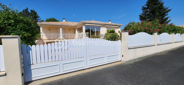 SAINT PALAIS SUR MER :
A quelques minutes des commerces, écoles et de ses plages.
Charmante maison d'environ 149 m2 composée d'une grande entrée desservant un vaste séjour lumineux et traversant doté d'une cheminée, une cuisine entièrement meublée et équipée de plus de 18m2 (plaque de cuisson mixte, 2 fours, hotte, réfrigérateur/congélateur et lave vaisselle).
Coté nuit : Un dégagement offrant 3 grandes chambres équipées chacune de grands placards, une salle d'eau et des wc séparés ainsi qu'une salle de bain avec baignoire, douche et wc.
Un vaste sous-sol de de 125 m2 avec une cave et un grand garage (équipé en eau et électricité) avec porte électrique.
Coté extérieur : Une jolie terrasse couverte et sa coursive, sur un terrain clos et arboré de 1300 m2, piscinable et sans vis a vis.
***Portail coulissant automatisé.
***Cheminée.
***Maison et terrain très bien entretenus.
***Stores électriques et fenêtres double vitrage.
***Aucun travaux a prévoir.
A votre disposition pour tout renseignement complémentaire au 06.14.04.55.39