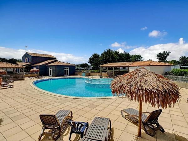 🏖️ Mobil-home – 43 m² sur parcelle arborée dans PRL 3★ avec piscine – Plage à 5 min à pied !