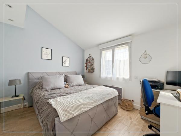 Champs-sur-Marne (77420) 77420 CHAMPS-SUR-MARNE – MAISON 4 PIÈCES – 110 m² – TERRAIN 456 m² – SOUS-SOL – DOUBLE GARAGE – DÉPENDANCE