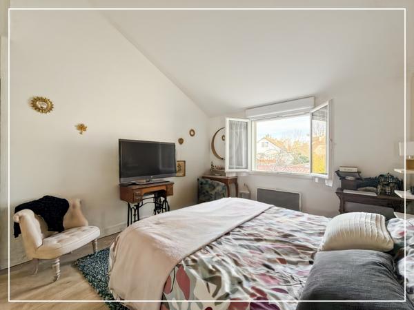 Champs-sur-Marne (77420) 77420 CHAMPS-SUR-MARNE – MAISON 4 PIÈCES – 110 m² – TERRAIN 456 m² – SOUS-SOL – DOUBLE GARAGE – DÉPENDANCE