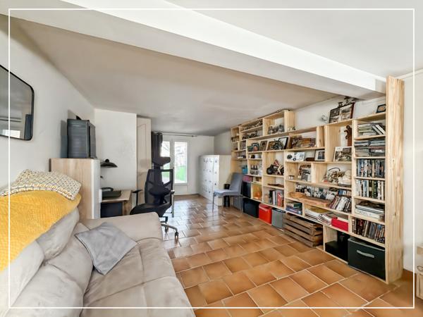 Champs-sur-Marne (77420) 77420 CHAMPS-SUR-MARNE – MAISON 4 PIÈCES – 110 m² – TERRAIN 456 m² – SOUS-SOL – DOUBLE GARAGE – DÉPENDANCE