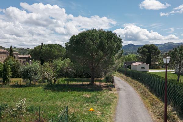 CARCASSONNE SAINT-HILAIRE Terrain constructible diffus de 1.000m² en ville, dominant l’abbaye