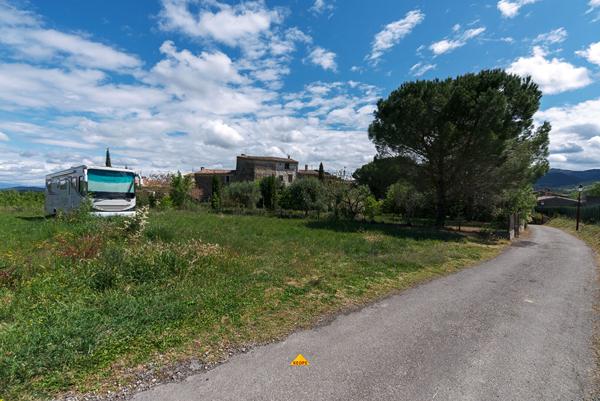 CARCASSONNE SAINT-HILAIRE Terrain constructible diffus de 1.000m² en ville, dominant l’abbaye