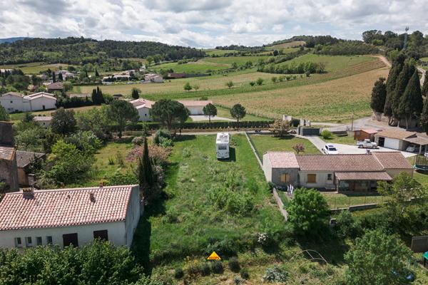 CARCASSONNE SAINT-HILAIRE Terrain constructible diffus de 1.000m² en ville, dominant l’abbaye