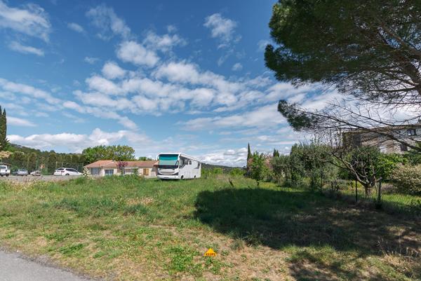 CARCASSONNE SAINT-HILAIRE Terrain constructible diffus de 1.000m² en ville, dominant l’abbaye