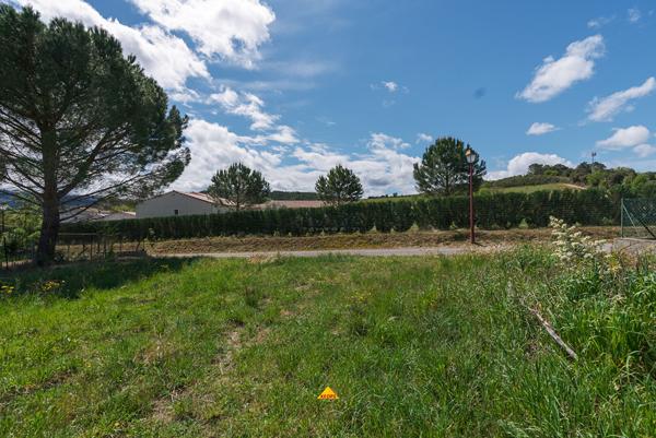 CARCASSONNE SAINT-HILAIRE Terrain constructible diffus de 1.000m² en ville, dominant l’abbaye