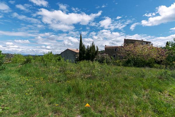 CARCASSONNE SAINT-HILAIRE Terrain constructible diffus de 1.000m² en ville, dominant l’abbaye