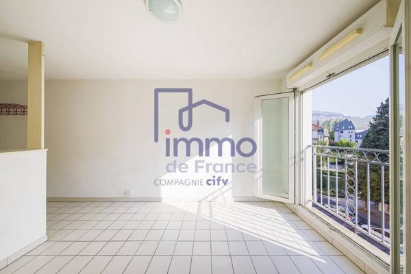 Studio en étage avec ascenseur