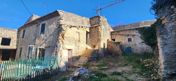 Corps de ferme en pierres à rénover